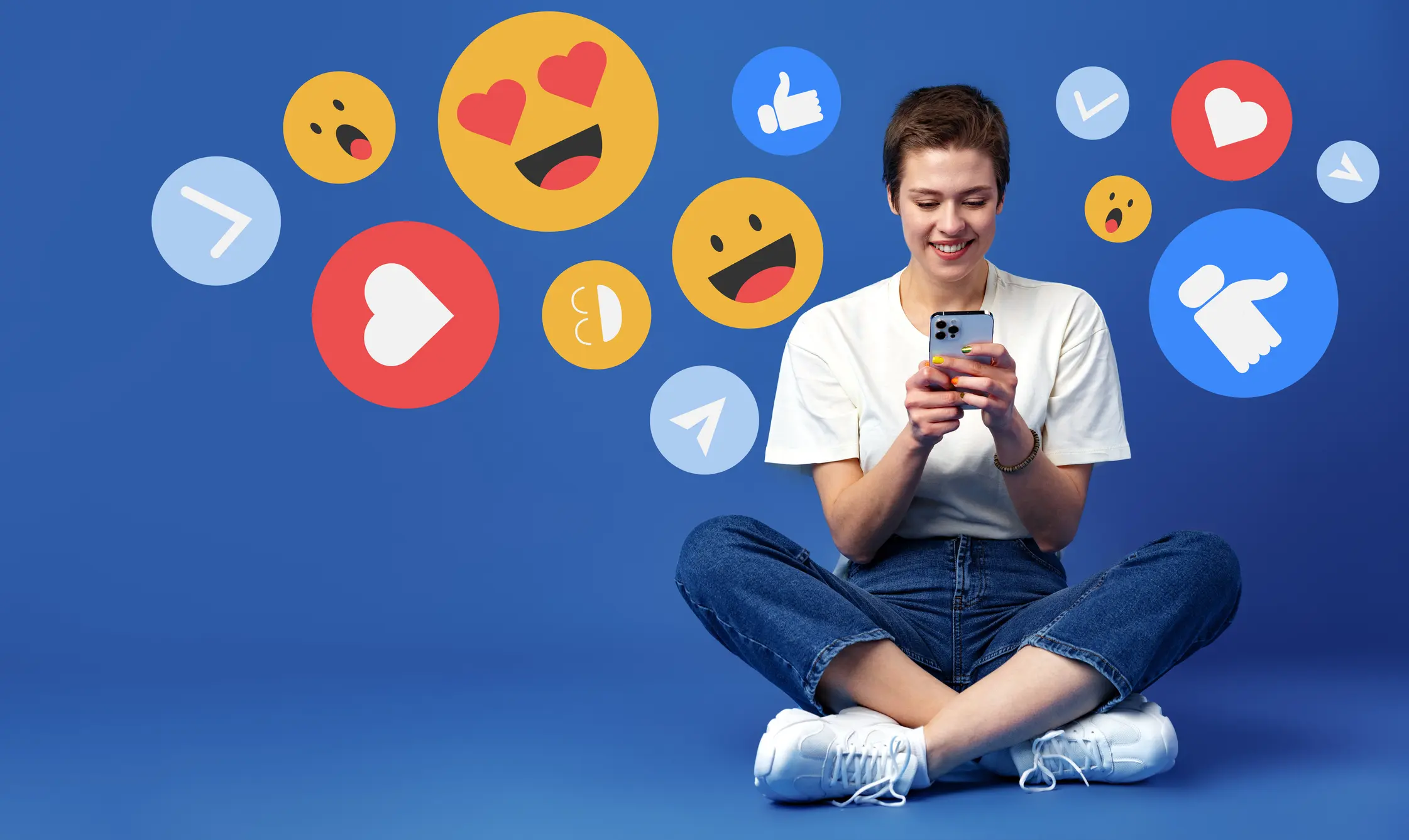 Crear contenido persuasivo para captar nuevos estudiantes Persona alrededor de muchos emoticones