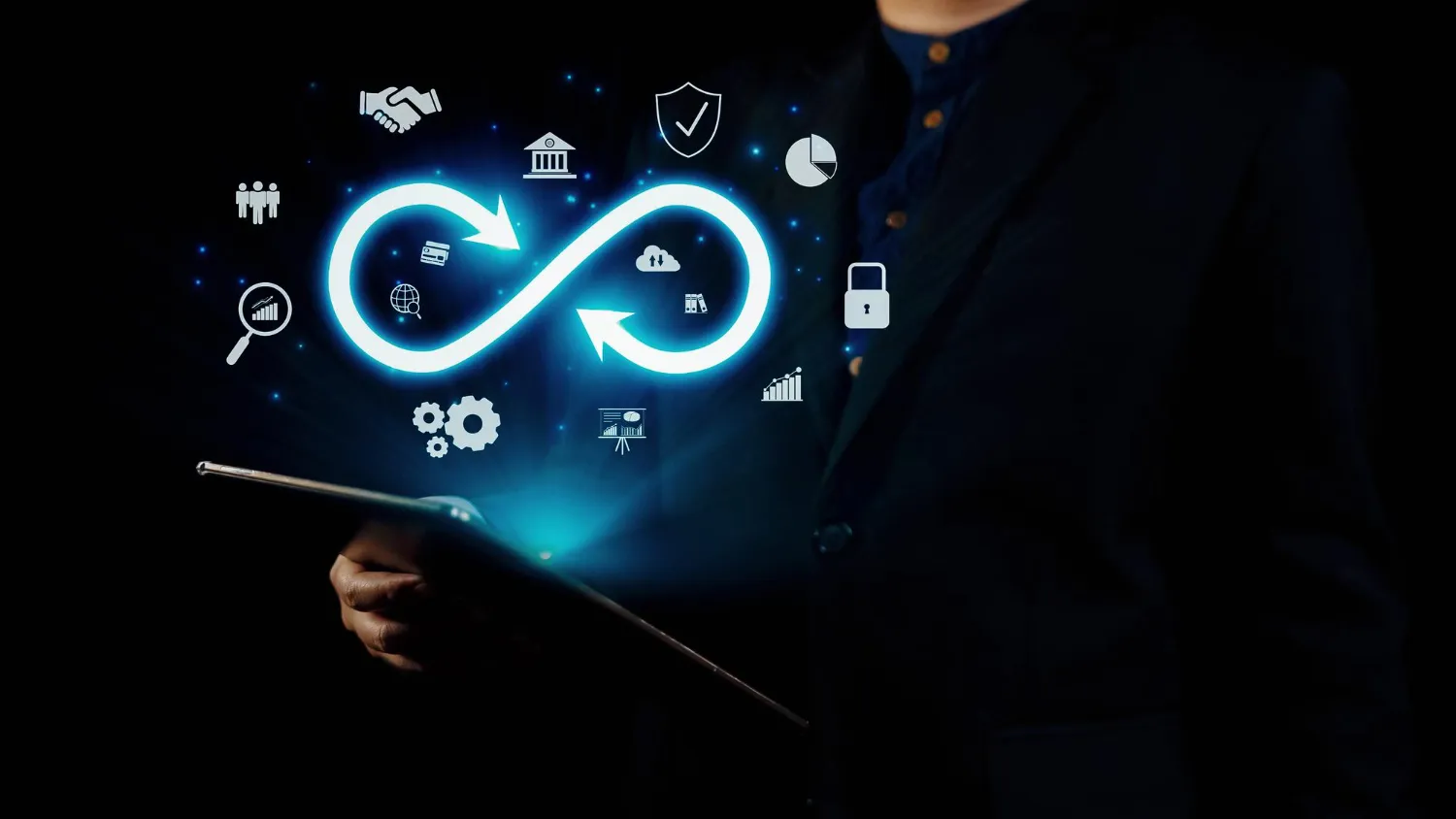 Empresario apuntando a un símbolo de infinito que representa la conexión ilimitada en la tecnología de datos