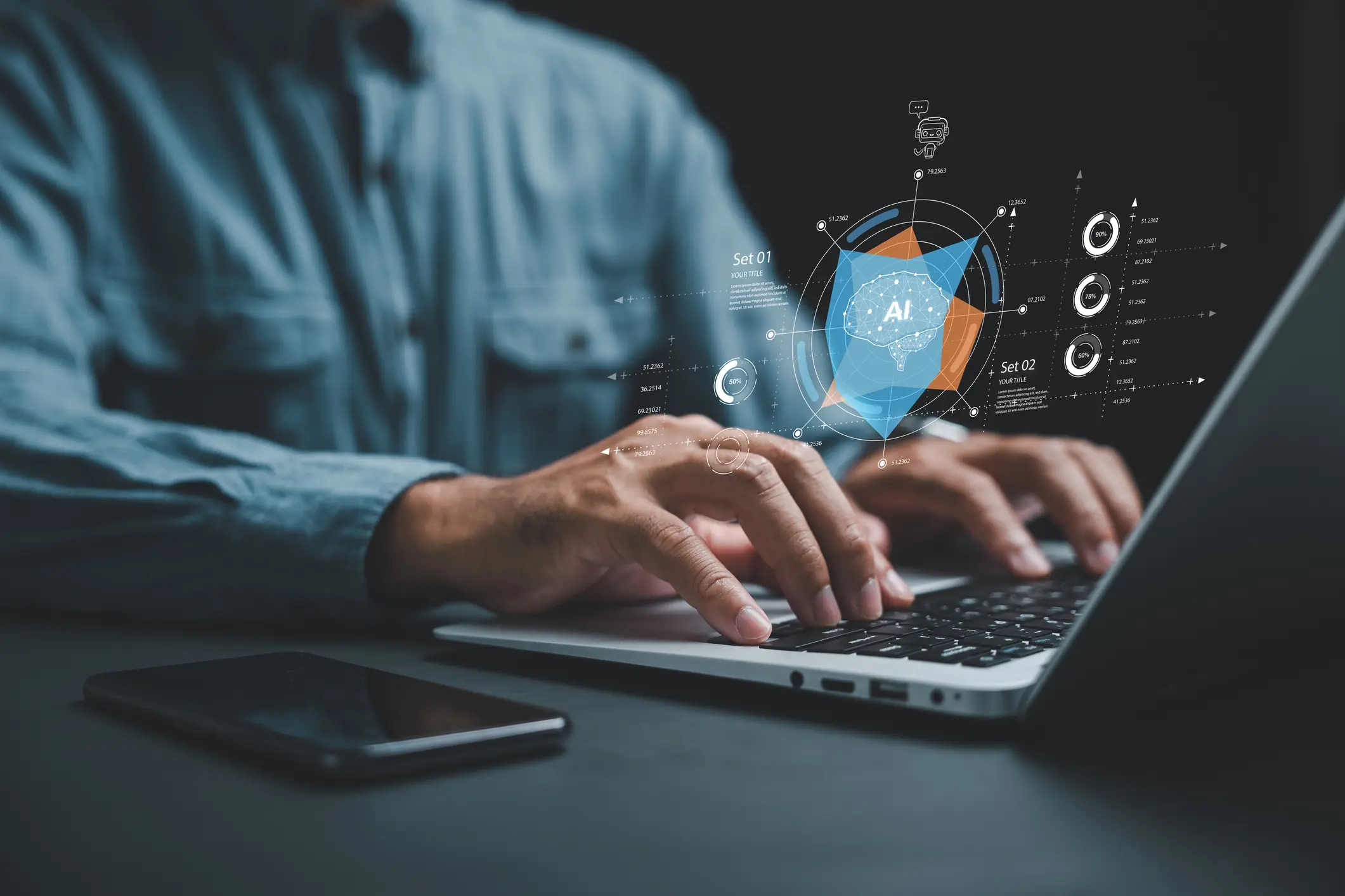 Persona digitando en un portátil