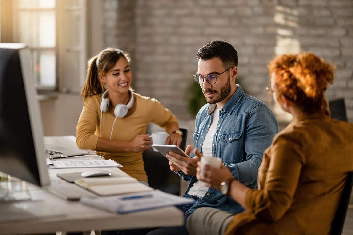 Personas trabajando en una agencia de marketing digital